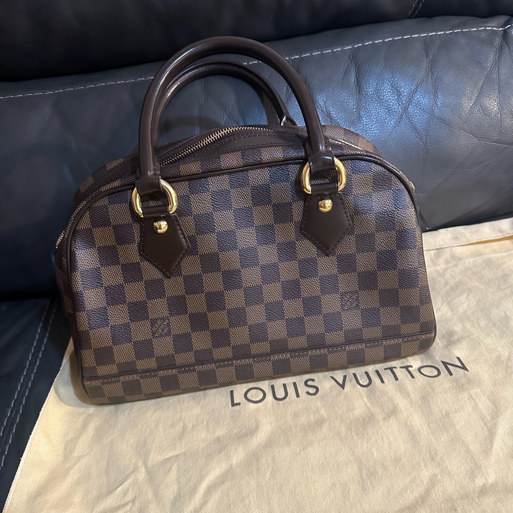 Authentic L.V - Picture 4 of 16